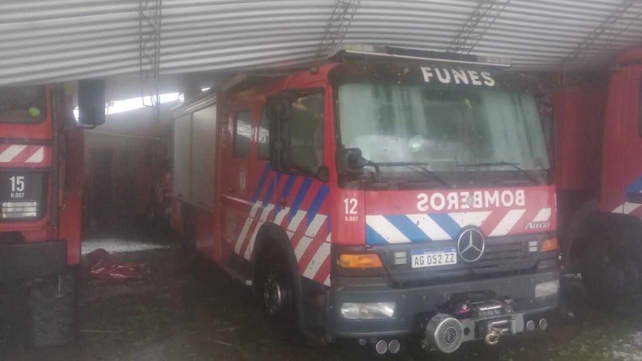 Bomberos Voluntarios: “Los móviles quedaron atrapados debajo de la estructura del tinglado”